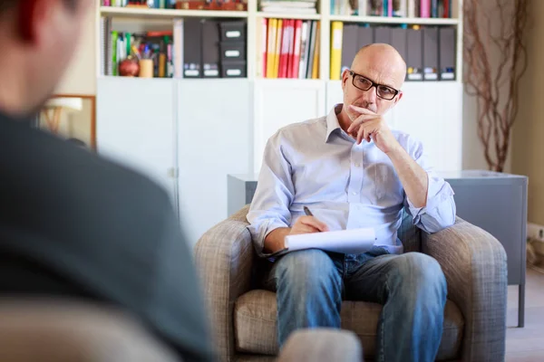 Hombre adulto hablando con su psicoterapeuta —  Fotos de Stock