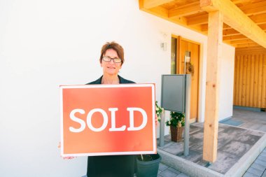 Bir evin önünde kadın Emlak