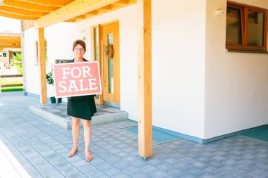 Bir evin önünde kadın Emlak