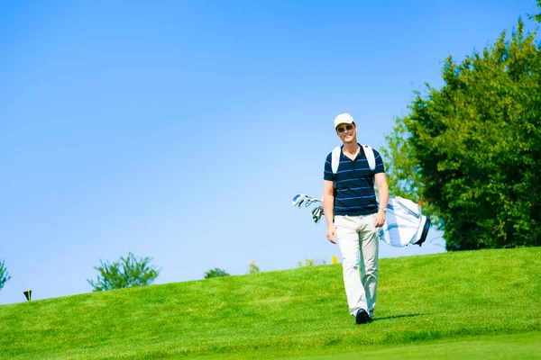 Homme marchant vers sa balle de golf — Photo