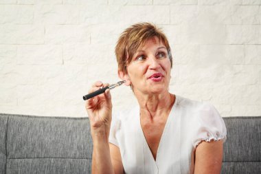 Elektronik sigara keyfi kıdemli Vaping