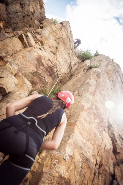 Giovani arrampicatori arrampicata su roccia — Foto Stock
