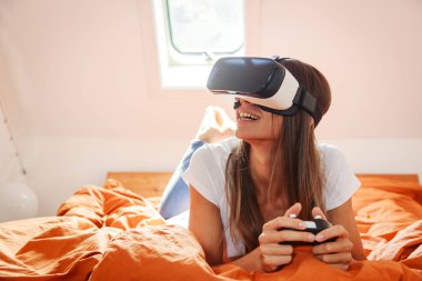 Yatakta yatarken, Vr gözlükle genç kadın