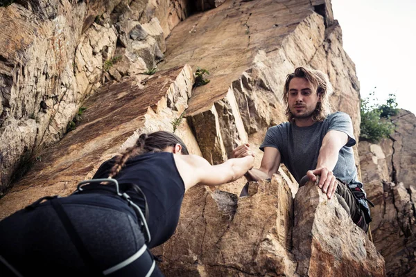 Giovani arrampicatori arrampicata su roccia — Foto Stock