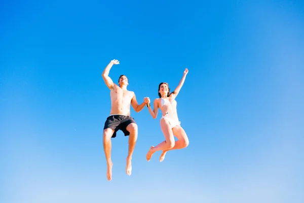 Fiatal pár fürdőruha jumping — Stock Fotó