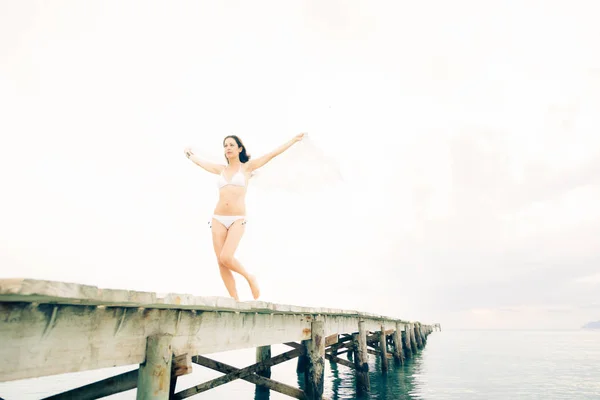 Mujer joven junto al mar —  Fotos de Stock