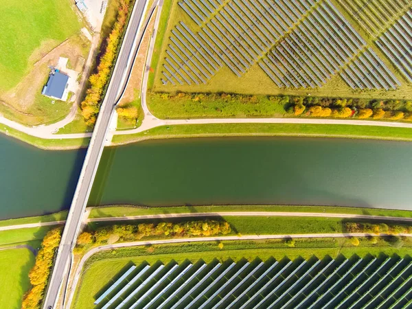 Luftaufnahme eines Solarkraftwerks — Stockfoto