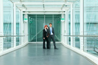 İş adamları bir ofis binası