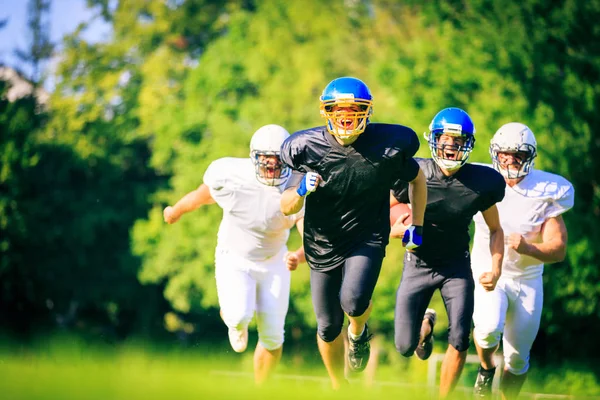 Joueurs de football américain en cours d'exécution — Photo