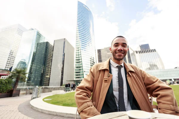 Empresário negro em La Defense, Paris — Fotografia de Stock