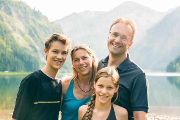 Família de quatro ao ar livre — Fotografia de Stock