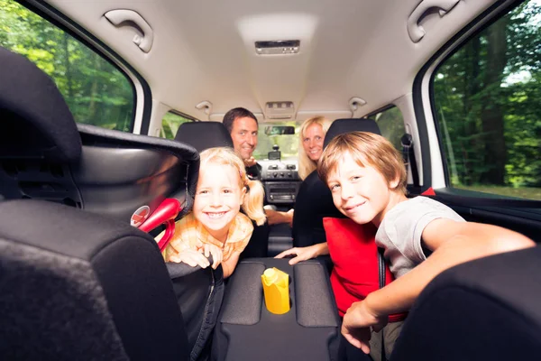 自分の車の中に座って家族 — ストック写真