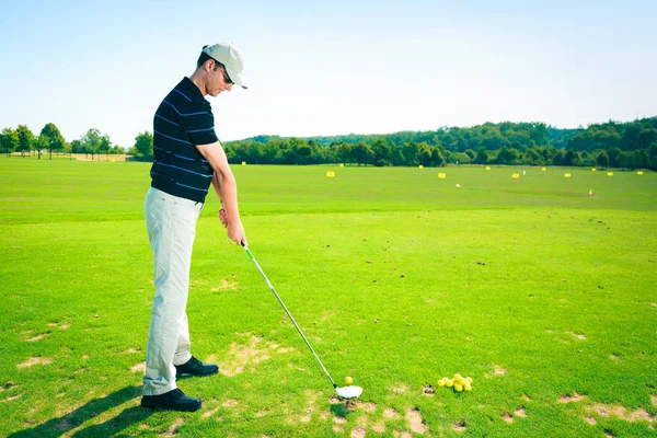 Golfspeler beoefenen — Stockfoto