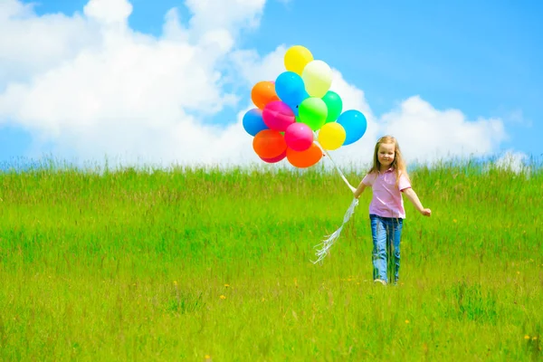 Holčička s barevnými balónky — Stock fotografie