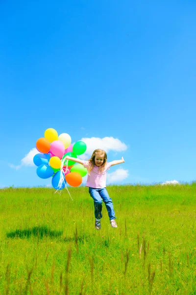 Renkli balonlar ile küçük kız — Stok fotoğraf