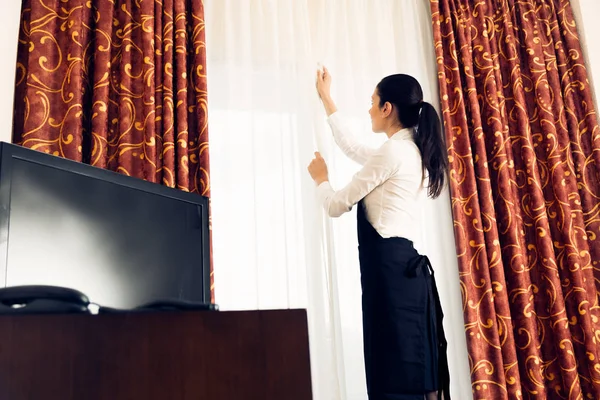 Maid Making Up A Hotel Room — Stock Photo, Image