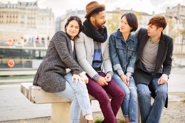 Багатоетнічних Група друзі, Fun в Парижі вздовж Сени — стокове фото