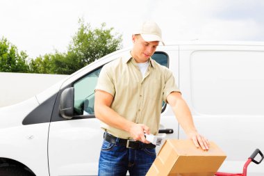 Karavanın yanında duran servis elemanı