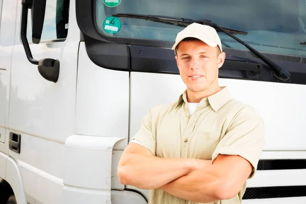 Karavanın yanında duran servis elemanı