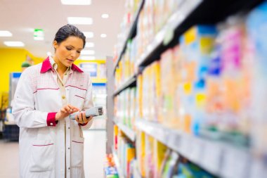 Süpermarketteki tezgahtar.