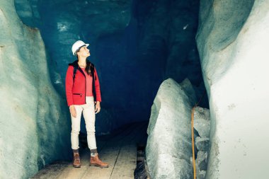 Bilim adamı bir buzul inceleyerek bir sefer sitesinde