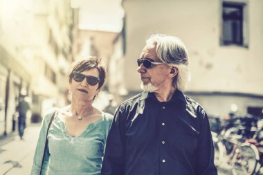 Üst düzey çift Tuebingen sokaklarında yürüyüş