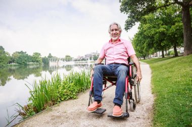 Tekerlekli sandalyede üst düzey insanlar