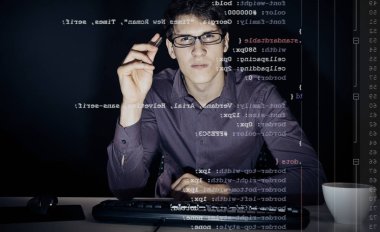 Genç adam onun Css tanımları analiz