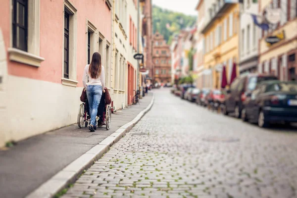市内散策の車椅子の若いカップル — ストック写真