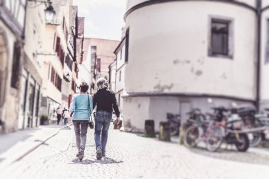 Üst düzey çift Tuebingen sokaklarında yürüyüş