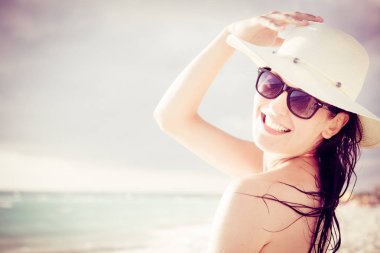 Deniz kenarındaki genç kadın