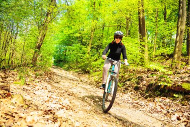 genç kadın dağ bisikleti binme