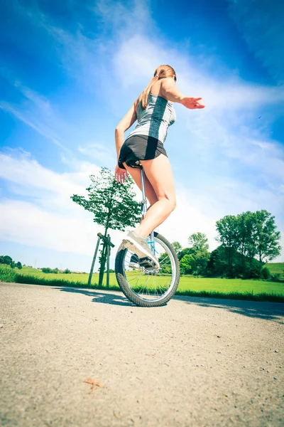 Junge Frau auf ihrem Einrad — Stockfoto