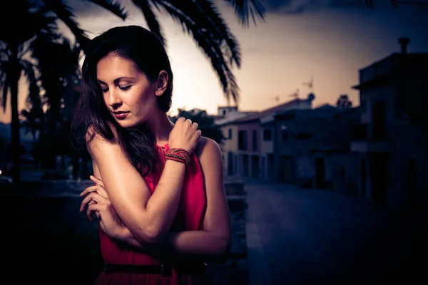 Hermosa mujer en vestido rojo posando —  Fotos de Stock