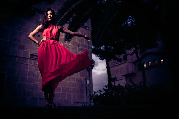 Hermosa mujer en vestido rojo posando —  Fotos de Stock