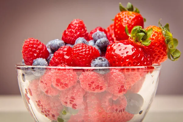 Cuenco con Rapsberries, Fresas y Arándanos — Foto de Stock