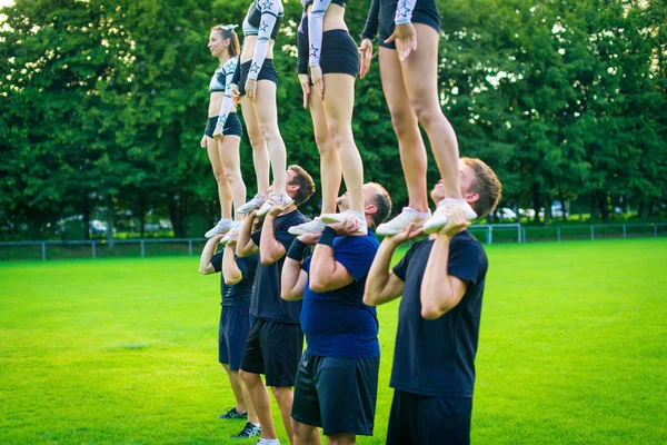 Cheerleader Equipe Praticando — Fotografia de Stock