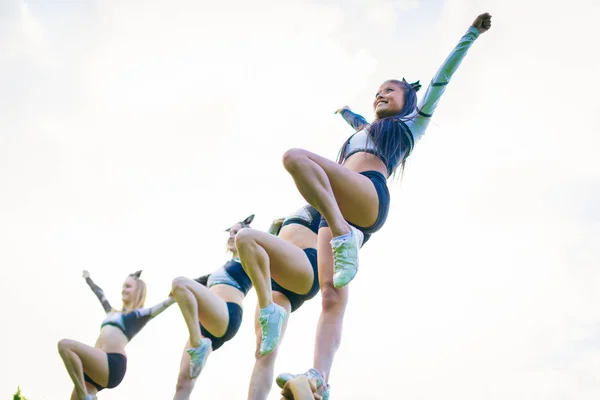 Cheerleader Equipe Praticando — Fotografia de Stock