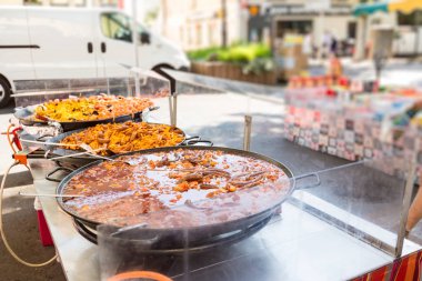 Güney Fransa'da bir markette taze Paella