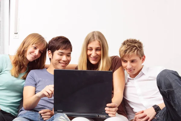 Amigos Navegando por la Web — Foto de Stock