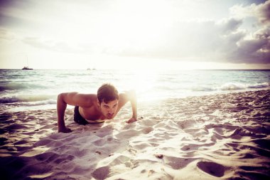 Gönderme yapan erkek ups sahilde