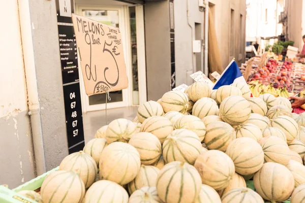 Verse producten op een markt In Zuid-Frankrijk — Stockfoto