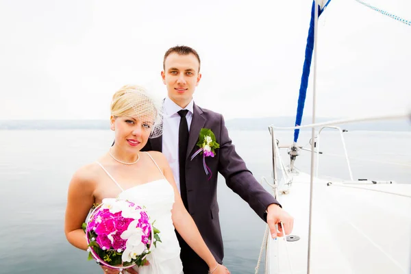 Feliz par de recién casados — Foto de Stock