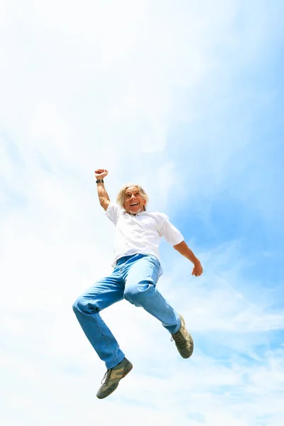 50 代で高くジャンプ — ストック写真