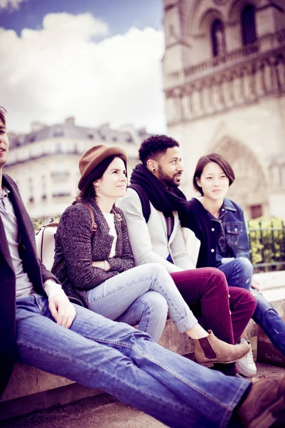 Многонациональная группа друзей, развлекающихся в Париже, Нотр-Дам — стоковое фото