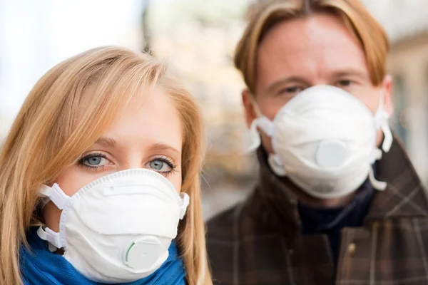 Personas que usan máscaras de protección contra la gripe — Foto de Stock