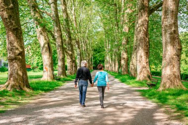 Üst düzey çift bir parkı ile yürüyüş
