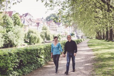 Üst düzey çift bir parkı ile yürüyüş