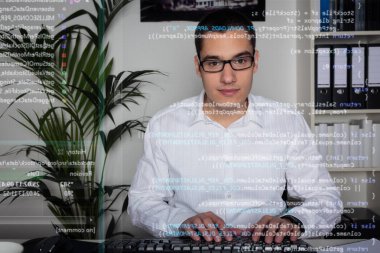 Genç bilgisayar programcısı