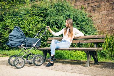 Genç anne ile bebek arabası park